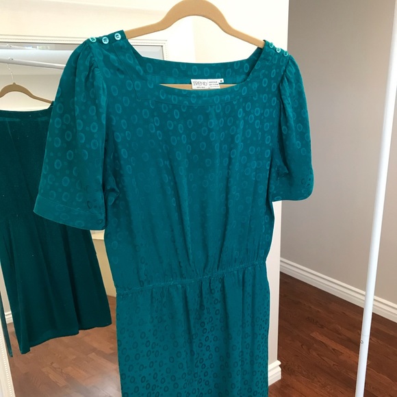 Vintage 100% silk dress in green - Picture 3 of 5